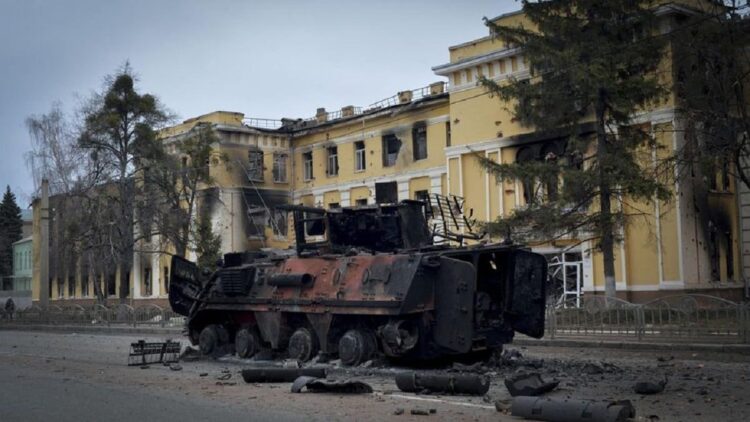 Bangunan rumah-rumah warga di Ukraina porak-poranda usai dihantam roket Rusia. (net)