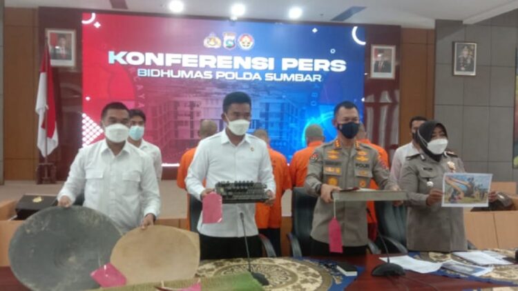 Polda Sumbar Ciduk Empat Penambang Emas Ilegal, Dua Pelaku dari Pulau Jawa 1 Press release penangkapan penambang emas ilegal di Mapolda Sumbar.