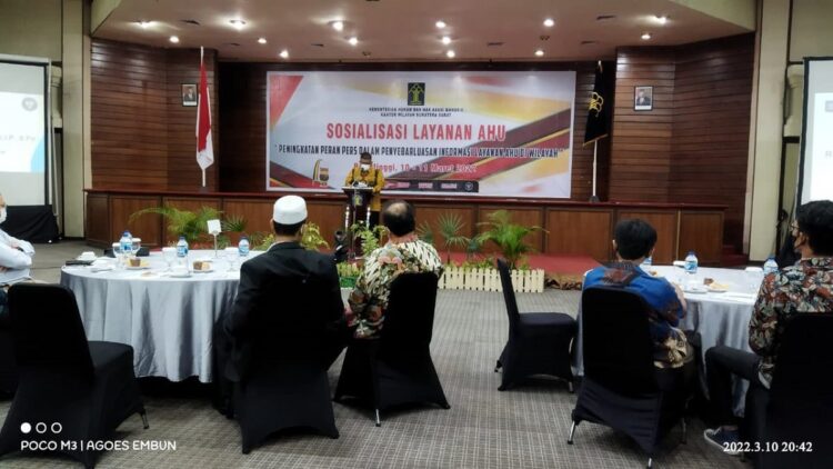 Sosialisasi layanan AHU Kemenkumham Sumbar yang dipaparkan oleh Kakanwil R. Andika.