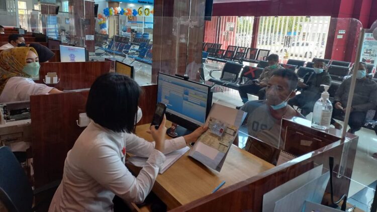 Suasana pelayanan di Samsat Kota Padang. (rdr)