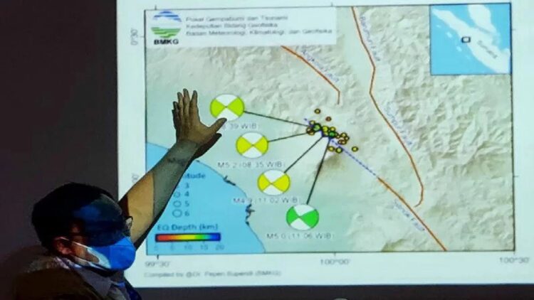 Kepala Pusat Seismologi BMKG Rahmat Triyono menunjukan patahan baru gempa Pasaman Barat di Padang Pariaman, Selasa. (Antara/Ikhwan Wahyudi)