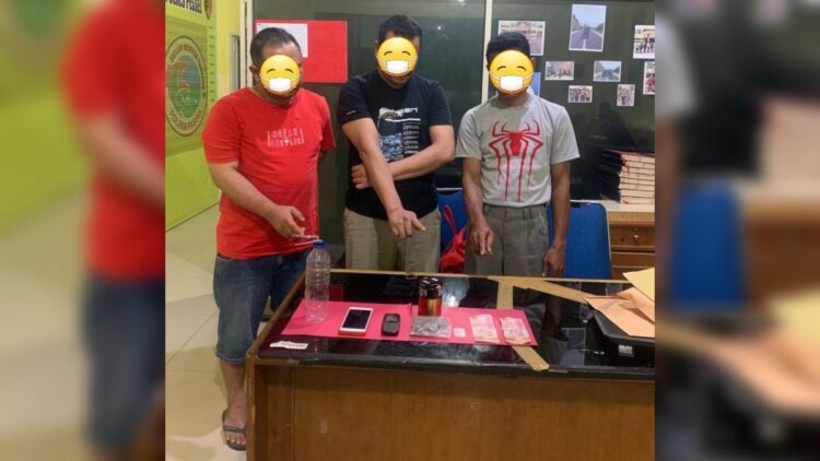 Dalam Semalam, Tim Sapu Jagat Ringkus Empat Tersangka Narkoba di Pessel 1 Tersangka narkoba diamankan Tim Sapu Jagat Polres Pessel.