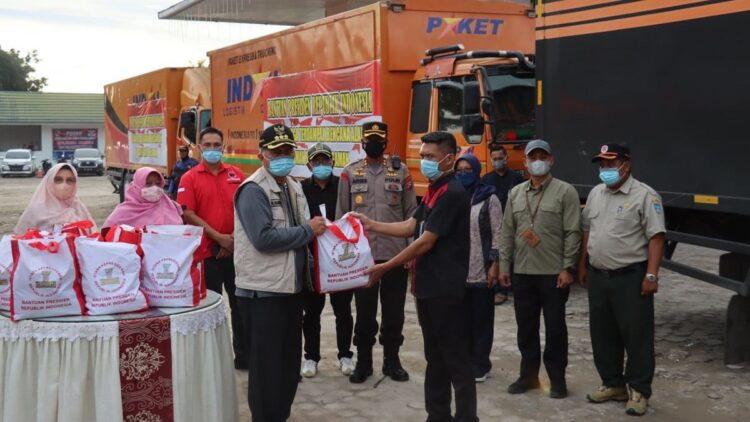 Tiga Truk Bantuan Presiden untuk Korban Gempa Sampai di Pasaman Raya 1 Tiga truk bantuan Presiden untuk korban gempa Pasaman raya.