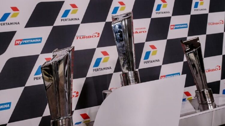 Trofi MotoGP Mandalika 2022 (Foto: Humas Kemenparekraf)