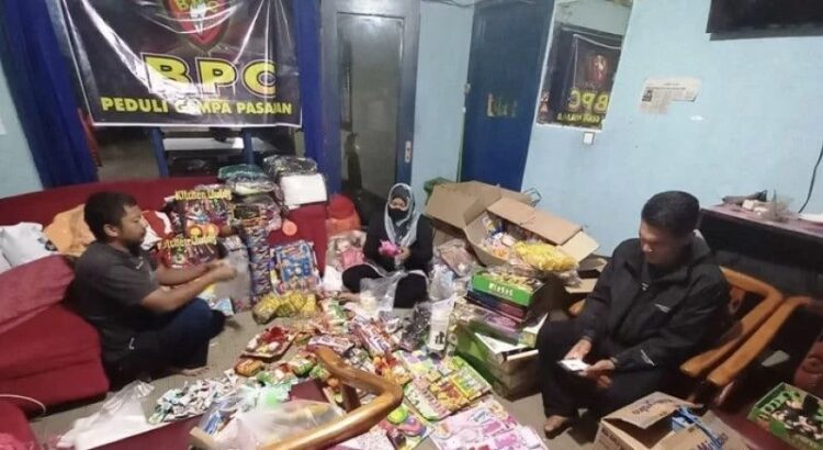 Sejumlah wartawan dari Bukittinggi yang tergabung dalam Bukittinggi Press Club (BPC) menggalang dan kirim bantuan berupa mainan anak-anak dan keperluan lain untuk korban gempa Pasaman.