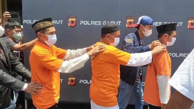 Ragukan Klaim NII Gulingkan Pemerintah, Pengamat Duga Densus 88 Giring Opini Tunda Pemilu 1 S, UJ, dan JK, tiga jenderal anggota Negara Islam Indonesia (NII), yang sempat viral setelah menyebarluaskan propaganda pendeklarasian NII, lengkap dengan bendera NII September lalu akhirnya diproses hukum. (Liputan6.com/Jayadi Supriadin)