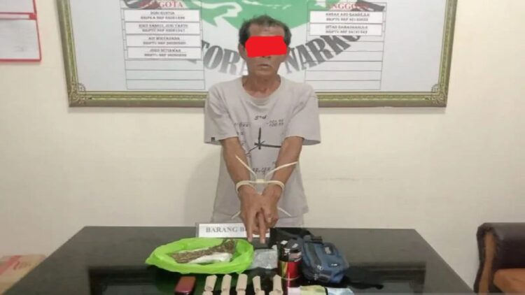 Diduga Pengedar Ganja, Pria Baya di Agam Ditangkap Polisi 1 Pelaku pengedar beserta barang bukti yang diamankan. (Antarasumbar/HO-Dok Satres Narkoba Polres Agam)