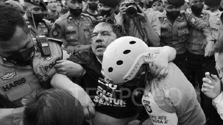 Ade Armando babak belur usai dikeroyok saat aksi demonstrasi mahasiswa di Jakarta. (net)