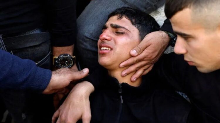 Seorang kerabat dari seorang Palestina yang tewas saat bentrok dengan pasukan Israel menangis di sebuah rumah sakit, di Jenin, Tepi Barat, Sabtu (9/4/2022). REUTERS/Mohamad Torokman/WSJ/cfo (REUTERS/MOHAMAD TOROKMAN)