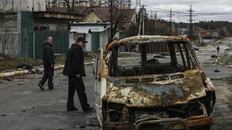 Bangkai mobil di pusat kota Bucha, Ukraina. (Al Jazeera)