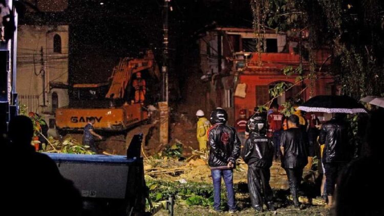 Petugas penyelamat di lokasi tanah longsor, tempat di mana seorang ibu dan enam anaknya tewas, di Paraty, negara bagian Rio de Janeiro, pada 2 April 2022. (Foto: AFP)