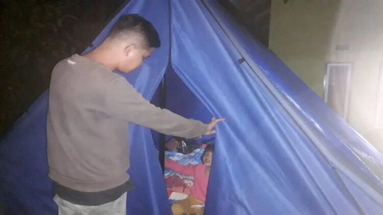 Huntara masih Terbatas, Sebagian Korban Gempa di Pasbar Bertahan di Tenda Darurat 1 Warga Lubuk Panjang Kajai Kabupaten Pasaman Barat, Sumbar, hingga saat ini masih tidur di tenda darurat karena masih kekurangan hunian sementara. (antara)