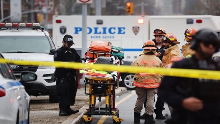 Pria Lepaskan Tembakan di Stasiun Kereta New York, Puluhan Orang Terluka 1 Motif serangan saat ini belum diketahui. Sementara, warga New York diminta untuk menjauh dari daerah itu demi keselamatan mereka. (Spencer Platt/Getty Images/AFP)