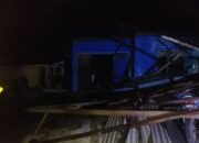 Dirikan Tenda Darurat, Pemko Padang Serahkan Bantuan Sahur untuk Korban Puting Beliung