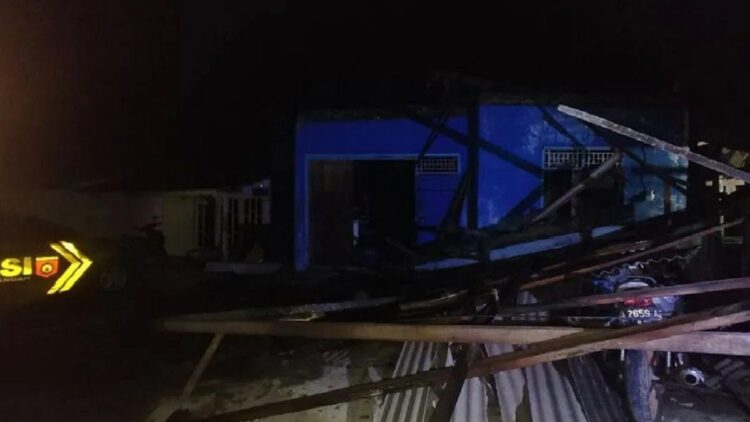 Rumah warga di Kelurahan Pasir Nan Tigo, Koto Tangah, Padang, Sumbar, mengalami rusak akibat terjangan puting beliung Kamis (14/4) malam. (ANTARA/FathulAbdi)