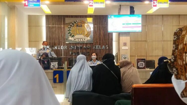 Warga antre untuk membuat paspor di Kantor Imigrasi Padang, Sumatera Barat (Sumbar), pada Selasa (19/4). (ANTARA/Fathul Abdi)
