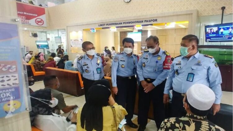 Kakanwil Kemenkumham Sumbar Andika Dwi Prasetya (kanan) saat mengunjungi Kantor Imigrasi Padang, Selasa (19/4). (ANTARA/FathulAbdi)