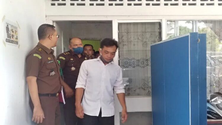 Kasus Inkrah, Kejari Mentawai Eksekusi Dua Terpidana Korupsi ke Rutan Anak Air Padang 1 Salah seorang terpidana kasus korupsi pembangunan infrastruktur Mentawai (kemeja putih) digiring oleh tim Kejari Mentawai menuju Rutan Anak Air Padang, Sumbar, Selasa (19/4). ANTARA/FathulAbdi