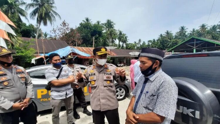 Kapolres Pariaman, Sumbar AKBP Abdul Azis (dua kanan) saat berdialog dengan Wali Nagari Batu Gadang Kuranji Hulu, Kecamatan Sungai Garinggiang, Padang Pariaman. (ANTARA/Aadiaat M. S.)