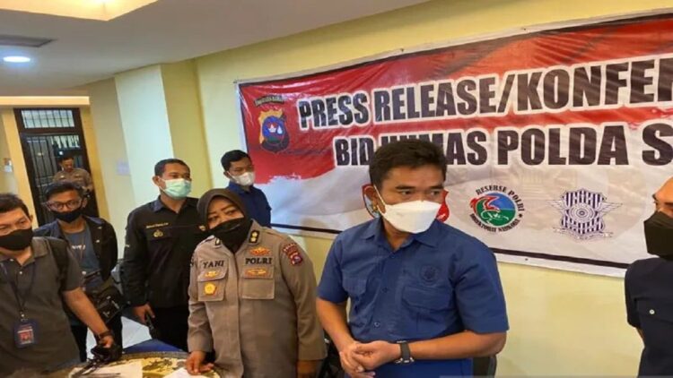 Polda Sumbar Ungkap Penyelundupan 5.000 Liter Solar, Rencananya bakal Dijual ke Perusahaan di Pessel 1 Direktur Reserse Kriminal Khusus Kombes Pol Adip Rojikan saat jumpa pers kasus penyalahgunaan BBM bersubsidi (ANTARA/ Mario Sofia Nasution)