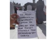 Heboh! Tulisan di Secarik Kertas Berisikan Doa agar Jokowi Lengser dengan Latar di Depan Ka’bah