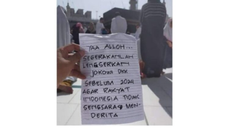 Tangkapan layar Presiden Jokowi didoakan lengser di depan kabah melalui tulisan dikertas. (Twitter)