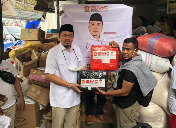 Braditi Moulevey yang biasa dipanggil Bang Levi menyerahkan bantuan untuk korban kebakaran di Pasar Gembrong, Jakarta Timur.