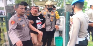 Ade Armando Dikeroyok Massa di Lokasi Demo 114 7 Ade Armando Dikeroyok Massa di Lokasi Demo 114