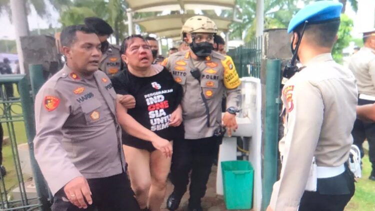 Ade Armando dikeroyok massa.