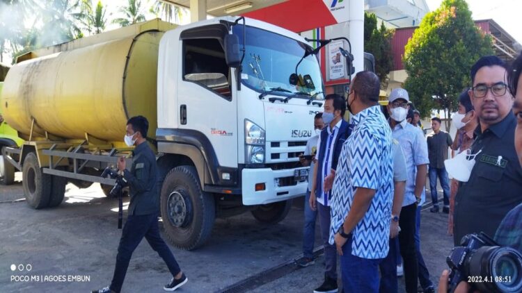Andre Rosiade dan Direktur Pertamina Patraniaga melihat suasana pengisian solar di salah satu SPBU di Padang.