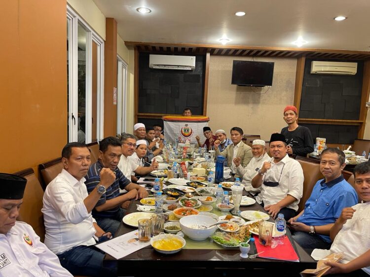 Buka Bersama dengan IKM Jaktim, Braditi Moulevey Nyatakan Siap Maju ke DPRD DKI Jakarta 1 Pengurus DPD IKM Jakarta Timur buka bersama dengan pengurus DPP IKM Braditi Moulevey yang disebut-sebut akan maju sebagai całon anggota DPRD DKI Jakarta.