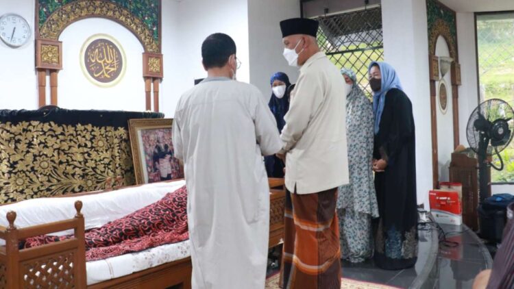 Gubernur Mahyeldi menjenguk salah seorang pengusaha di Sumbar.