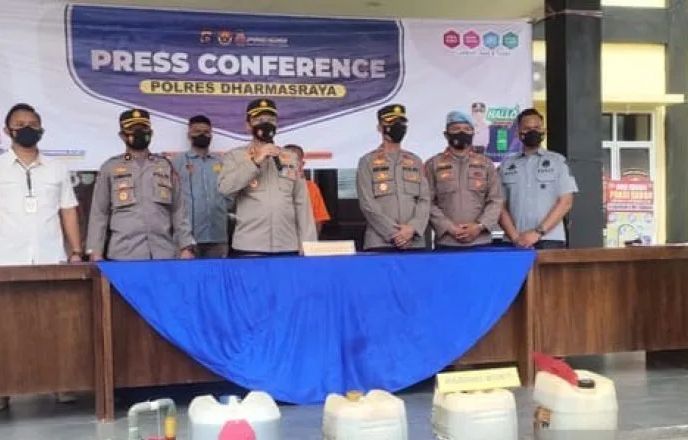 Penimbun Solar Bersubsidi di Dharmasraya Ditangkap 1 Kepolisian Resor (Polres) Kabupaten Dharmasraya, Sumbar menangkap satu orang warga terduga pelaku diduga menimbun Bahan Bakar Minyak (BBM) jenis solar subsidi di kawasan Jorong Kapalo Koto, Nagari Sikabau.