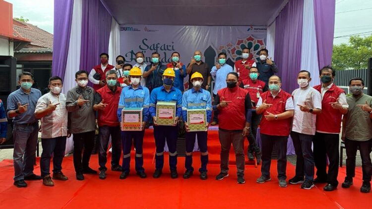 Direktur Operasi & Marketing di Unit IT Palembang usai penyerahan sembako.