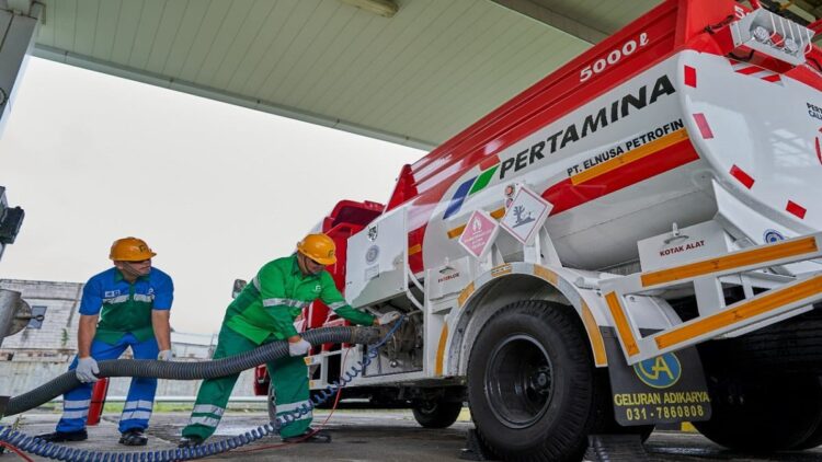 Dukung Satgas BBM Ramadhan Idulfitri, Elnusa Petrofin Siagakan Armada 1 Ilustrasi Pengisian BBM ke Mobil Tangki oleh Awak Mobil Tangki (AMT).