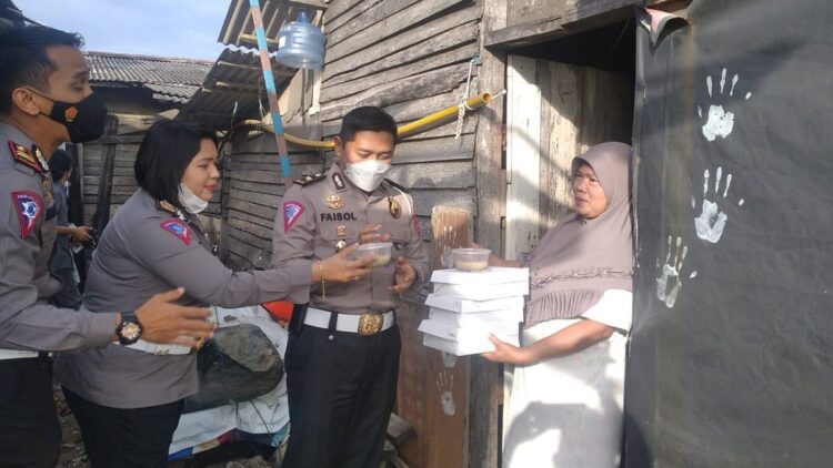 Ditlantas Polda Sumbar Bagi 300 Paket Nasi Kotak dan Takjil untuk Warga Kurang Mampu 1 Ditlantas Polda Sumbar bagi takjil untuk warga kurang mampu di Padang.