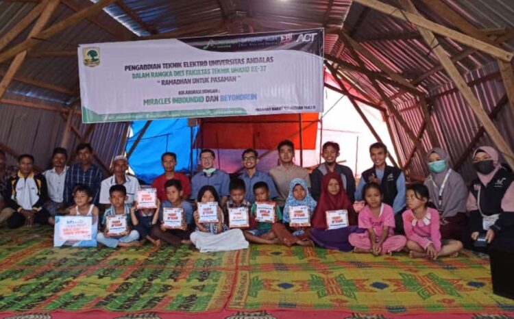 Jurusan Teknik Elektro Unand melaksanakan kegiatan pengabdian masyarakat di posko pengungsian Timbo Abu, Pasaman Barat (Pasbar), Jumat (15/4).