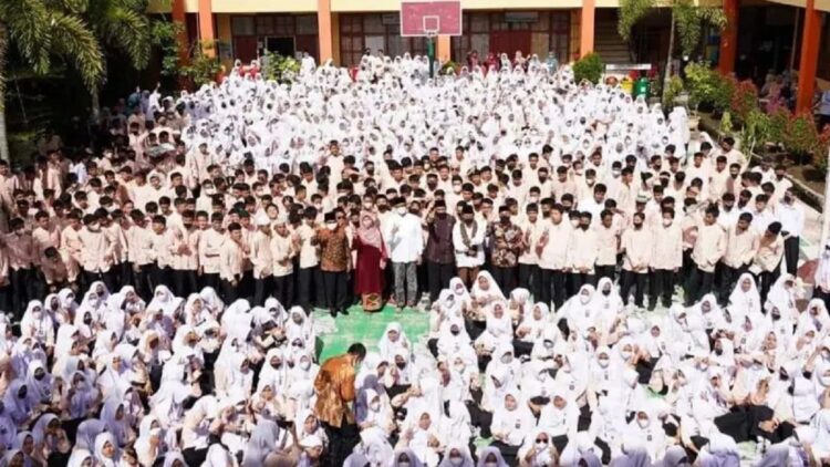 Selama Tiga Hari, 5.673 Pelajar di Bukittinggi Ikuti Pesantren Ramadhan 1 Wako Erman Safar bersama Pelajar di Bukittinggi. (Antara/HO-Pemkot Bukittinggi)