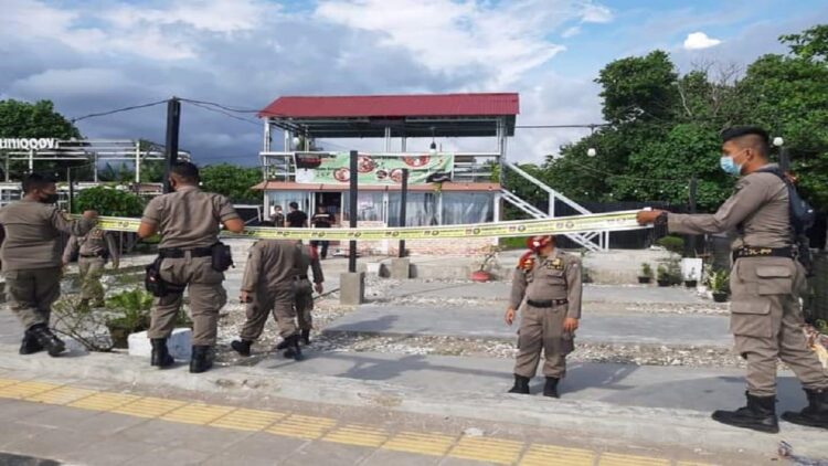 Satpol PP Ingatkan Pemilik Bongkar Sendiri Bangli di Belakang Hotel Pangeran Beach 1 Satpol PP Padang memasang garis peringatan kepada pemilik bangli di belakang Hotel Pangeran Beach. (IST)