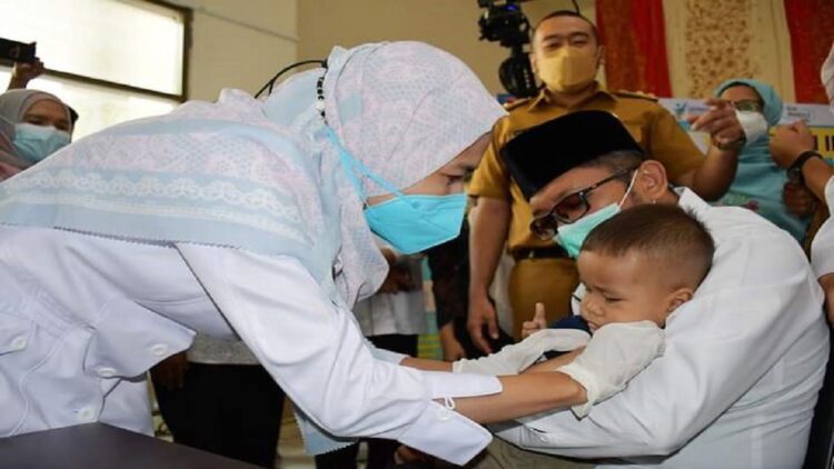 Ribuan Balita di Padang Belum Dapat Imunisasi sejak Pandemi, Wako: Segera Bawa ke Posyandu! 1 Petugas kesehatan memberikan imunisasi kepada balita di Kota Padang. (IST)