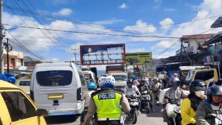 Bukittinggi Diprediksi bakal Sesak saat Lebaran, Polres Siapkan Rekayasa Lalu Lintas 1 Satuan Lalu Lintas Polres Bukittinggi saat mengatur arus kendaraan. (Antara/Alfatah)