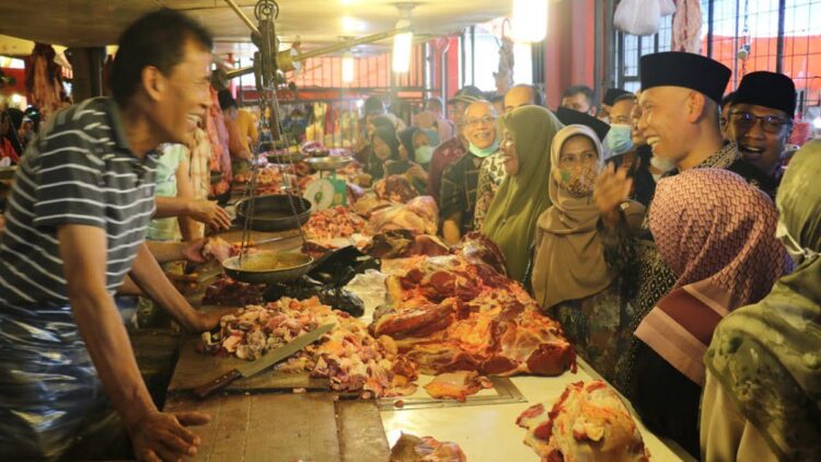 Pastikan Ketersediaan Pangan Jelang Lebaran, Gubernur Mahyeldi Tinjau Pasa Bawah Bukittinggi 1 Gubernur Mahyeldi berdialog dengan pedagang sapi di pasa bawah Bukittinggi.