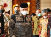 Gubernur Mahyeldi Terima Penghargaan Anugerah Adinata Awards 2022