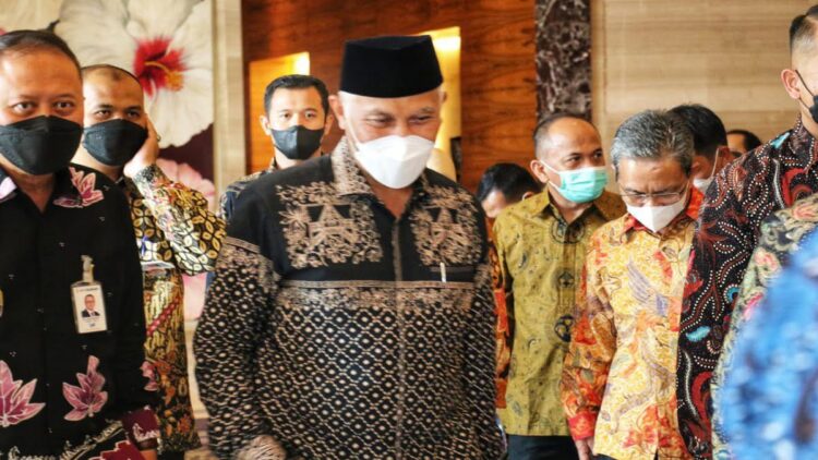 Gubernur Mahyeldi dapat penghargaan Adinata Awards 2022.