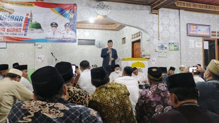 Gubernur Mahyeldi di Gunung Tuleh.