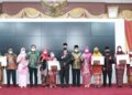 Gubernur Mahyeldi Serahkan Penghargaan untuk 19 Perempuan Berjasa di Sumbar