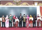 Gubernur Mahyeldi Serahkan Penghargaan untuk 19 Perempuan Berjasa di Sumbar