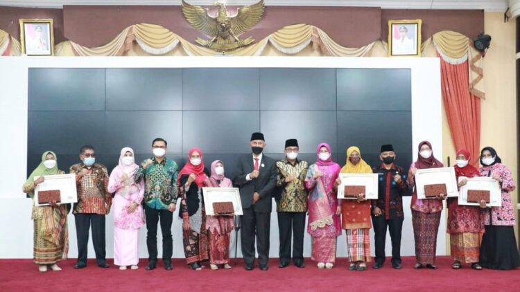 Gubernur Mahyeldi serahkan penghargaan di hari kartini untuk ibu-ibu.