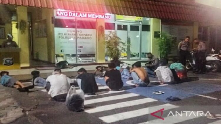 Sejumlah pelaku yang diamankan oleh pihak Polresta Padang, pada Minggu (3/4/2022) pagi. (ANTARA/Fathul Abdi)