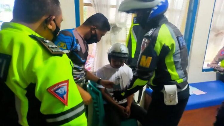 Tim Satlantas Polres Bukittinggi ciduk pelanggar lalu lintas yang ditilang membawa ganja. (Antara/HO-Polres Bukittinggi)